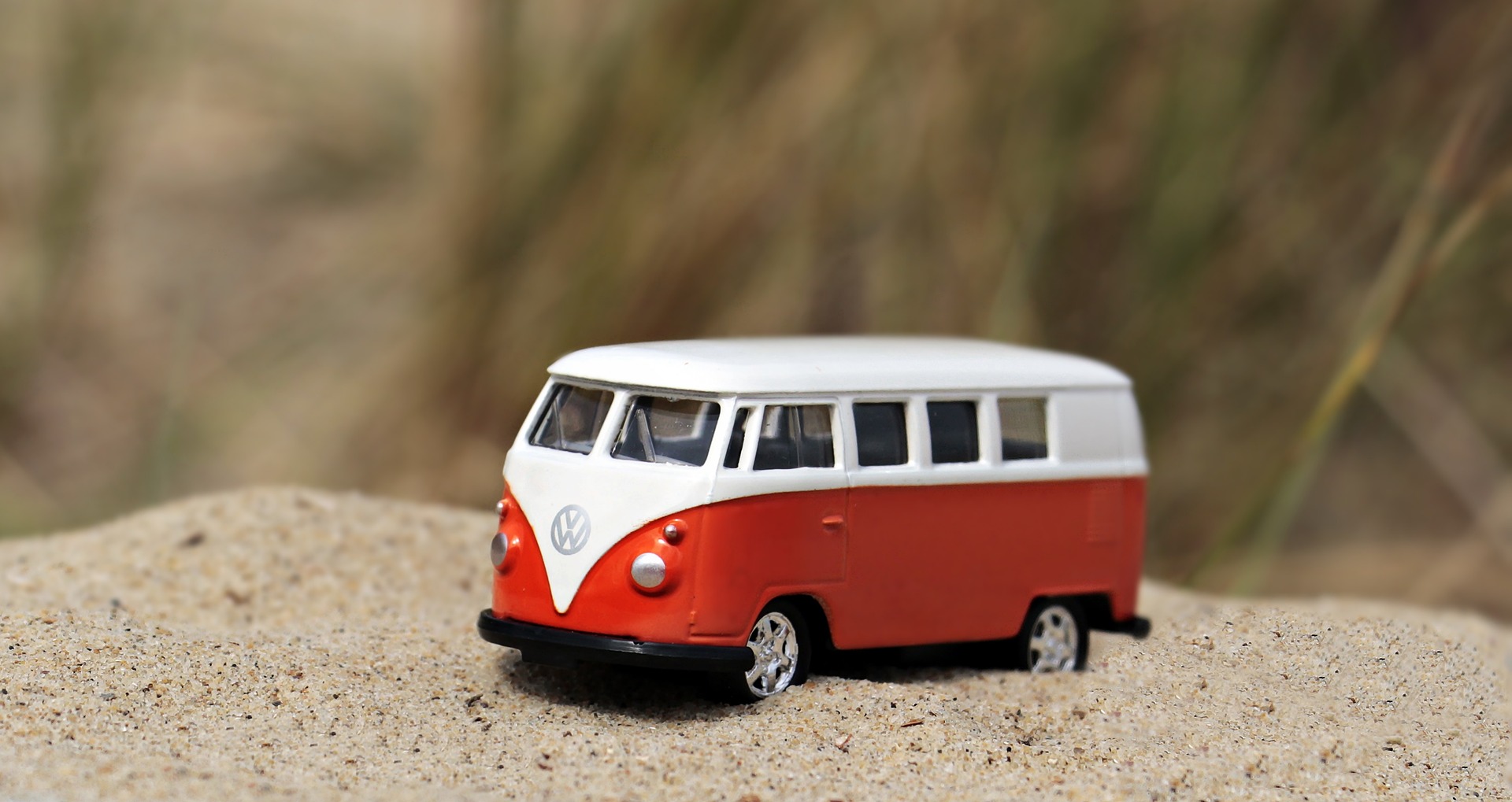 Campingwagen-Modell am Strand